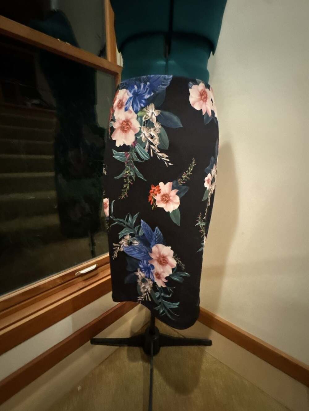 T Tahari Floral Pencil Skirt Size M